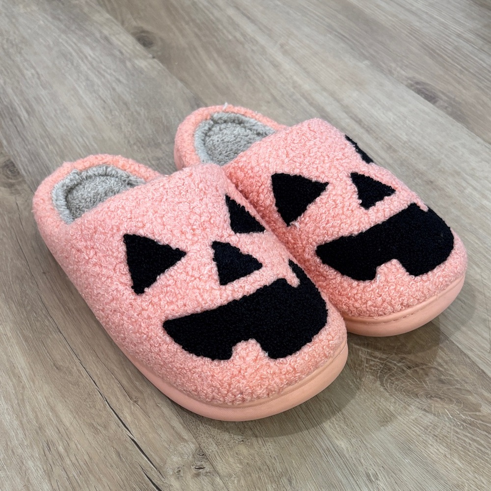 NEW Women’s Halloween Pumpkin Slippers